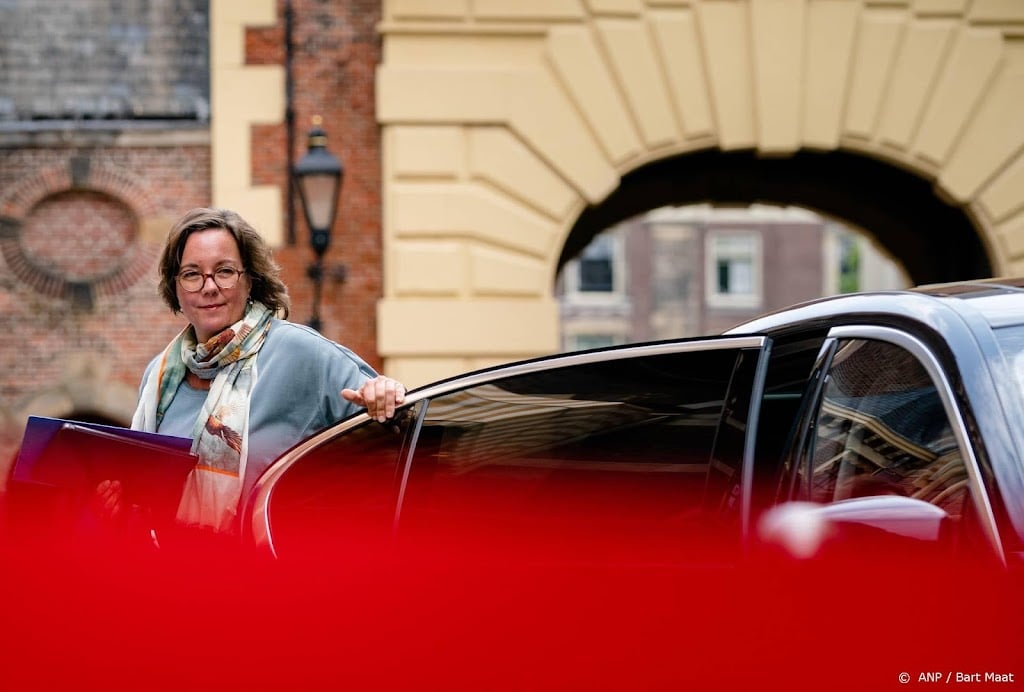 Minister Van Ark neemt zes weken rust wegens nekproblemen