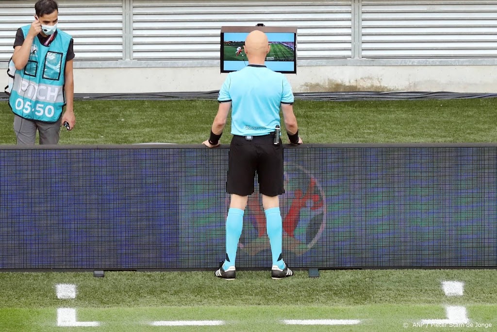 Voorstel aan FIFA: zet speeltijd stil bij raadpleging VAR