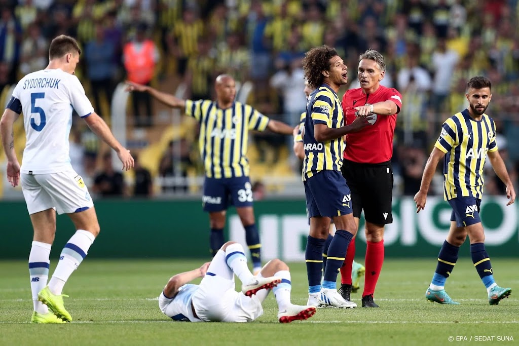 Onderzoek UEFA naar Fenerbahçe-fans die naam Poetin scandeerden
