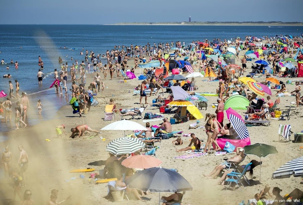Ouddorp krijgt prijs voor schoonste strand van Nederland