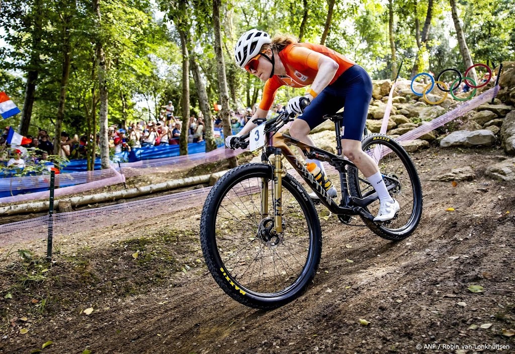 Koning moedigt mountainbikesters Pieterse en Terpstra aan