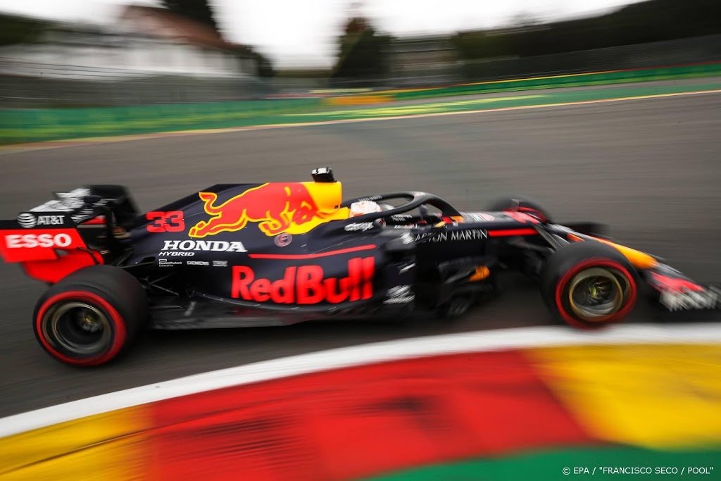 Verstappen nipt achter Mercedessen in vrije training