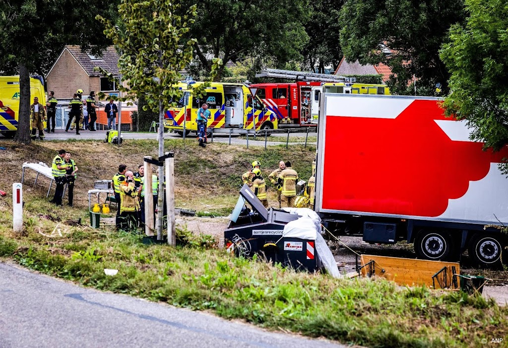 Vrachtwagen die inreed op buurtfeest Nieuw-Beijerland geborgen