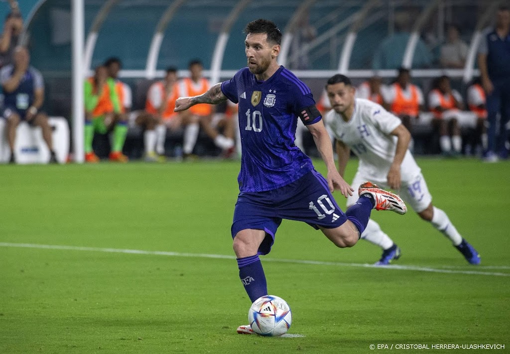 Messi brengt Argentinië met zege dicht bij recordreeks Italië
