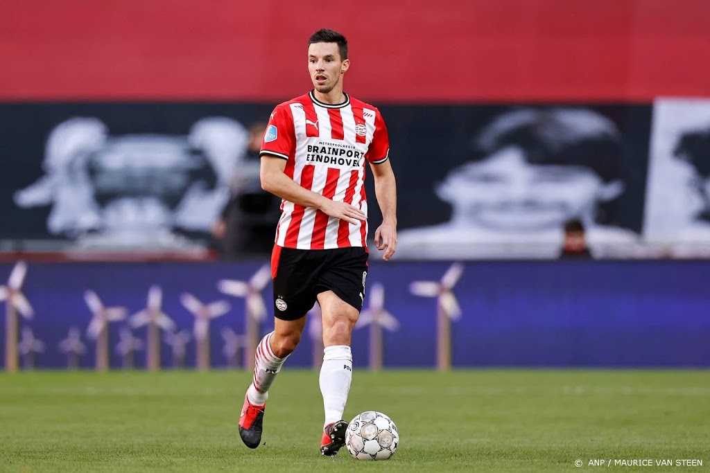 Verdediger Viergever zevende PSV'er die ontbreekt wegens corona