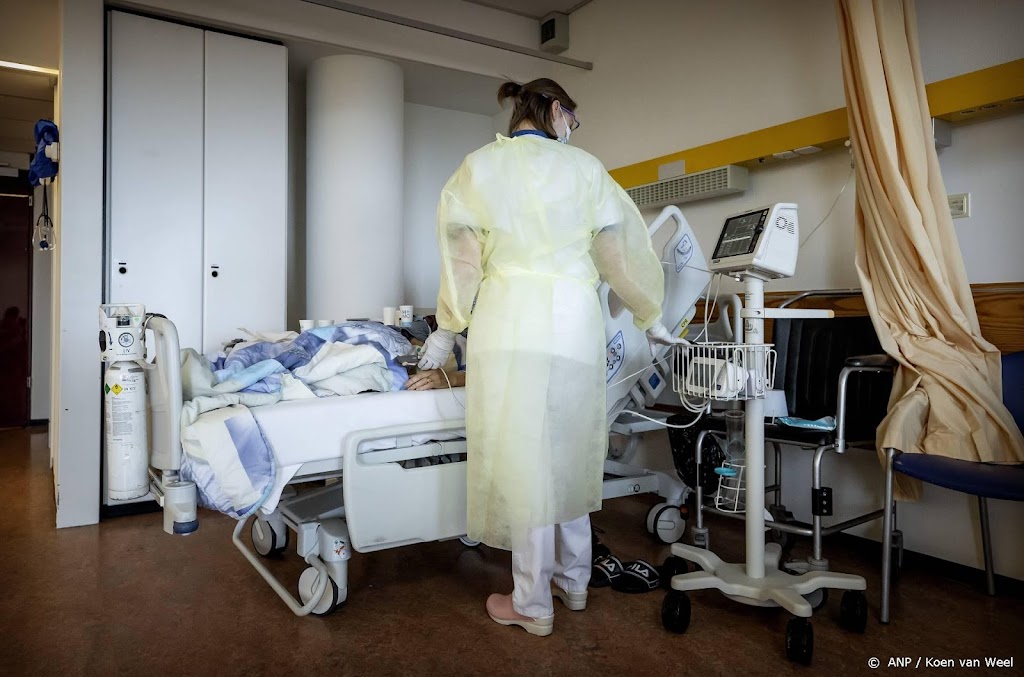 Aantal coronapatiënten in ziekenhuizen stijgt naar 944