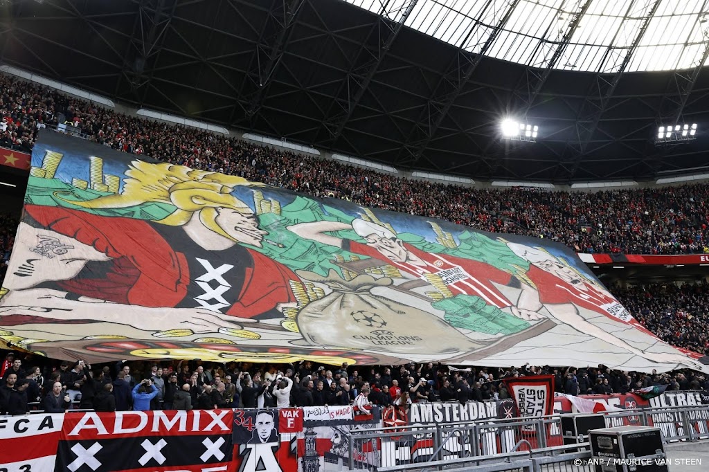 Aanklager KNVB onderzoekt beledigend spandoek Ajax-aanhang