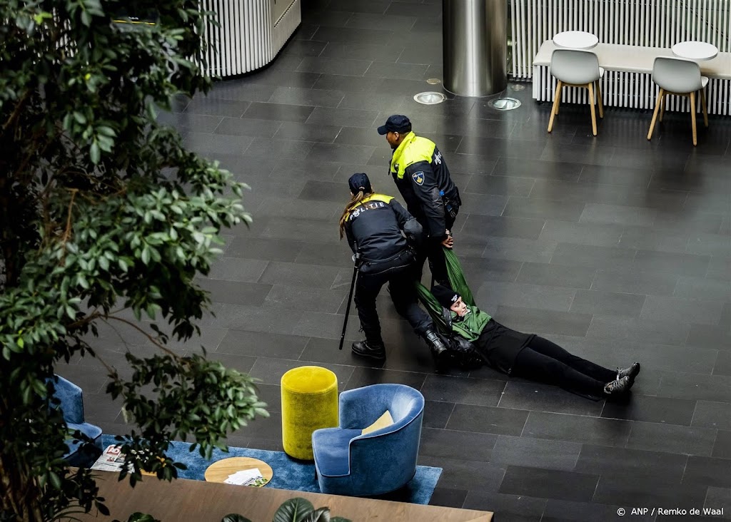 Aanhouding na voortzetting Woonprotest bij kantoor vastgoedclub