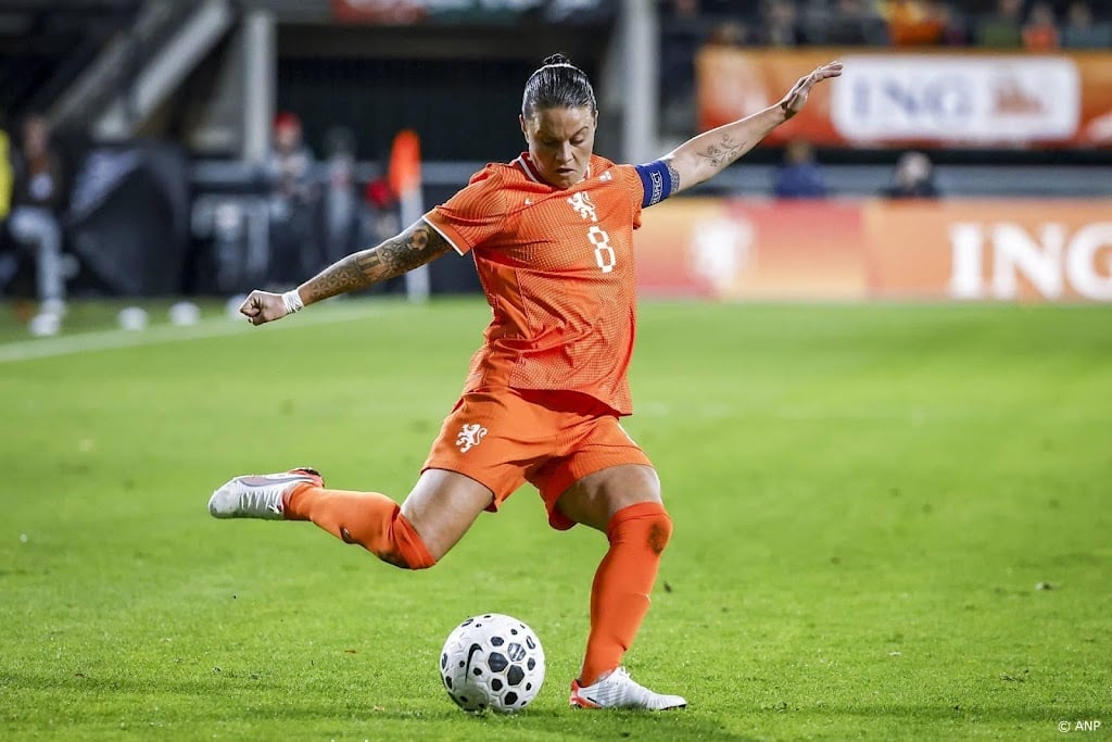 Staande ovatie en erehaag bij afscheid recordinternational Spitse