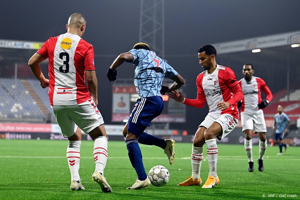 Ajax is veel te sterk voor FC Emmen