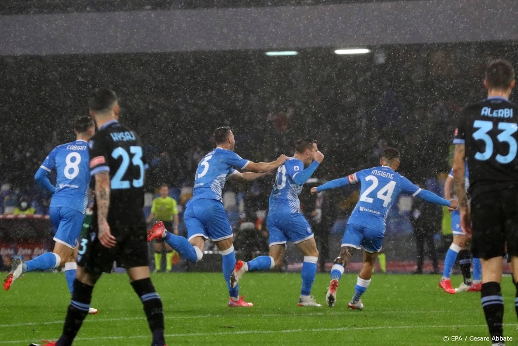 Koploper Napoli neemt met zege op Lazio afstand van AC Milan