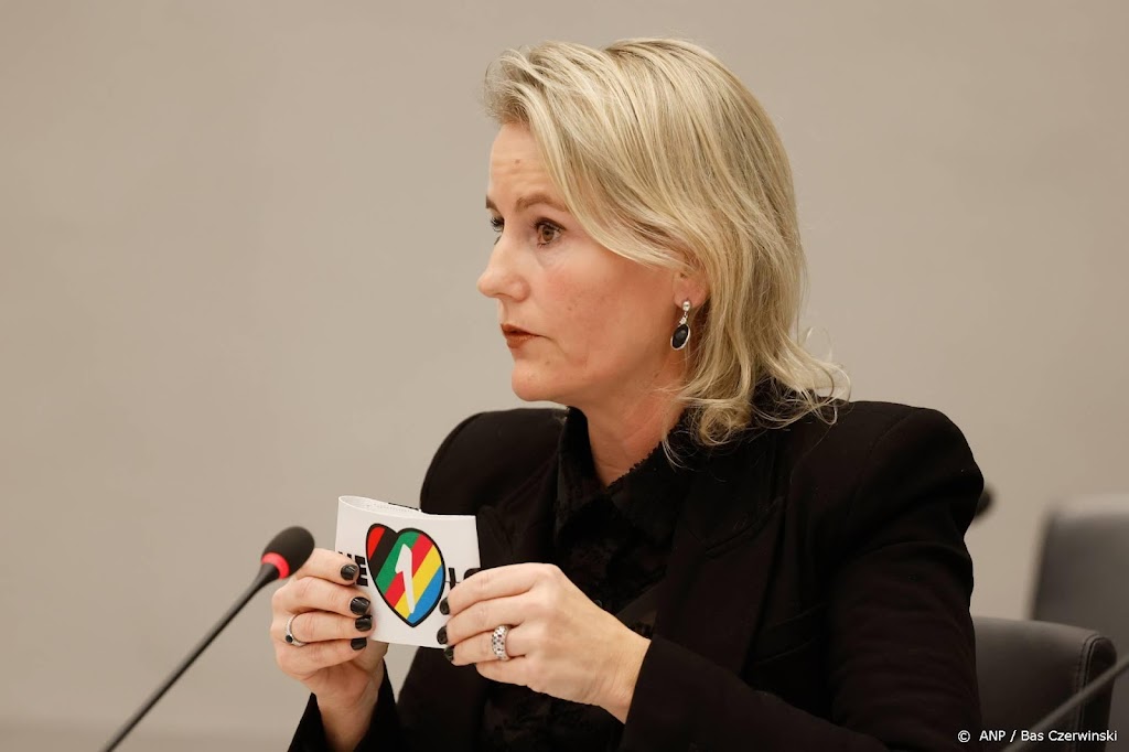 D66-Kamerlid overhandigt sportminister Helder een OneLove-band