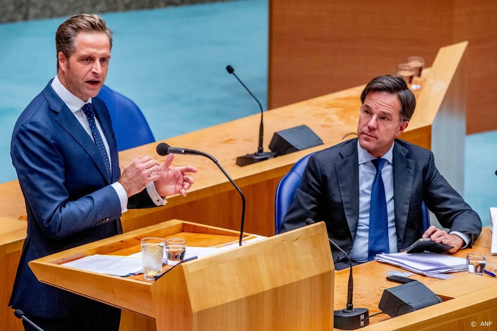 Nederlanders positief over politici, minder over elkaar