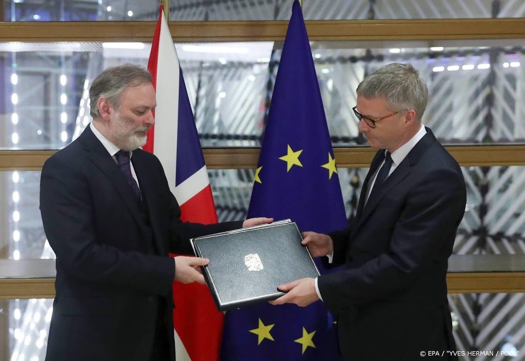 Britse ambassadeur levert papierwerk brexit in bij EU