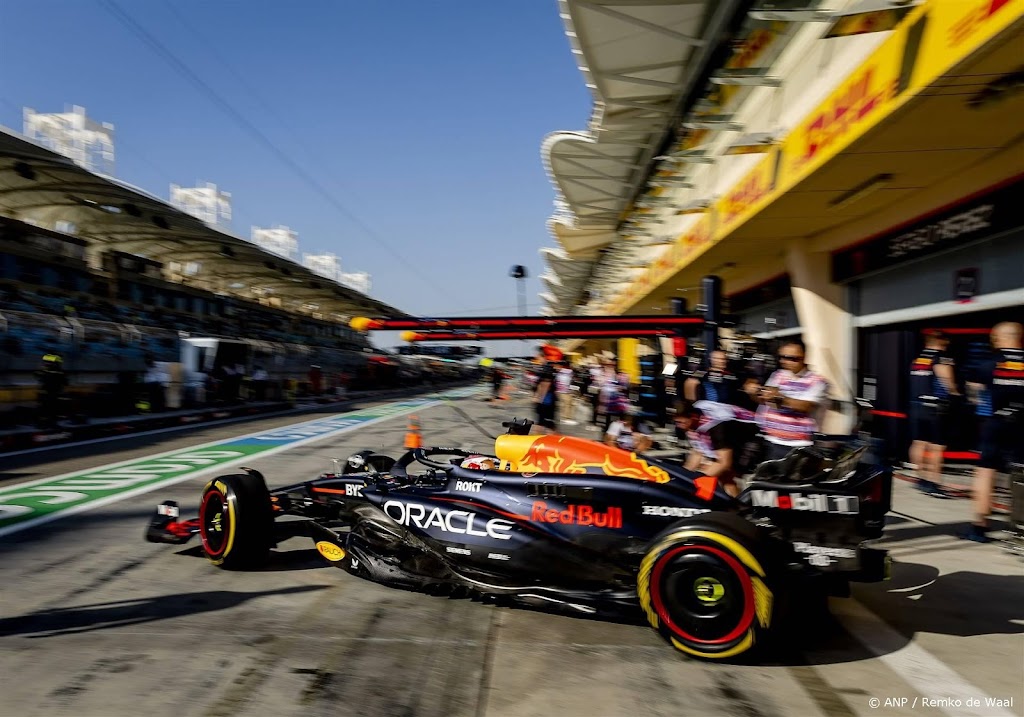 Verstappen geeft in tweede vrije training toe op Hamilton