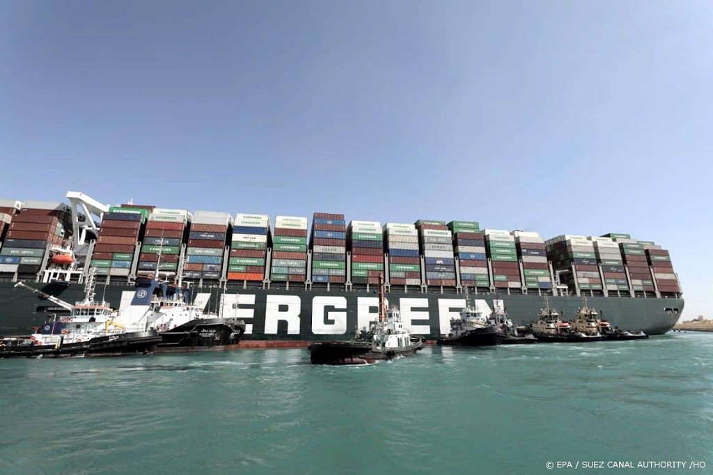 Vastgelopen containerschip Suezkanaal los, verkeer weer op gang