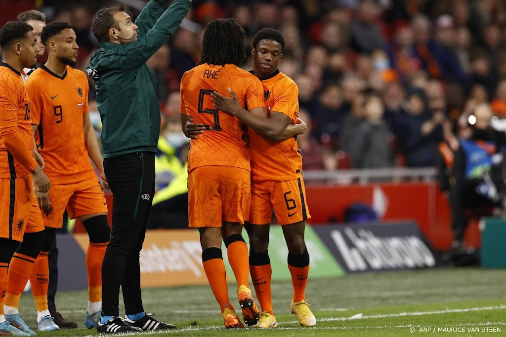 Oranje start met Malacia en Malen in plaats van Aké en Bergwijn