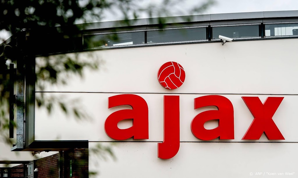 Ajax traint weer op eigen complex