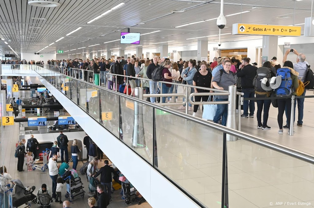 ANVR: Schiphol gaf te snel signaal af van minder vluchten