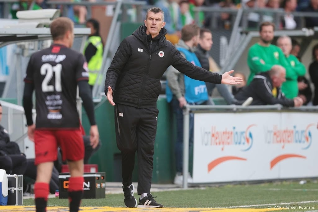 Trainer Dijkhuizen kan zijn geluk niet op na promotie Excelsior