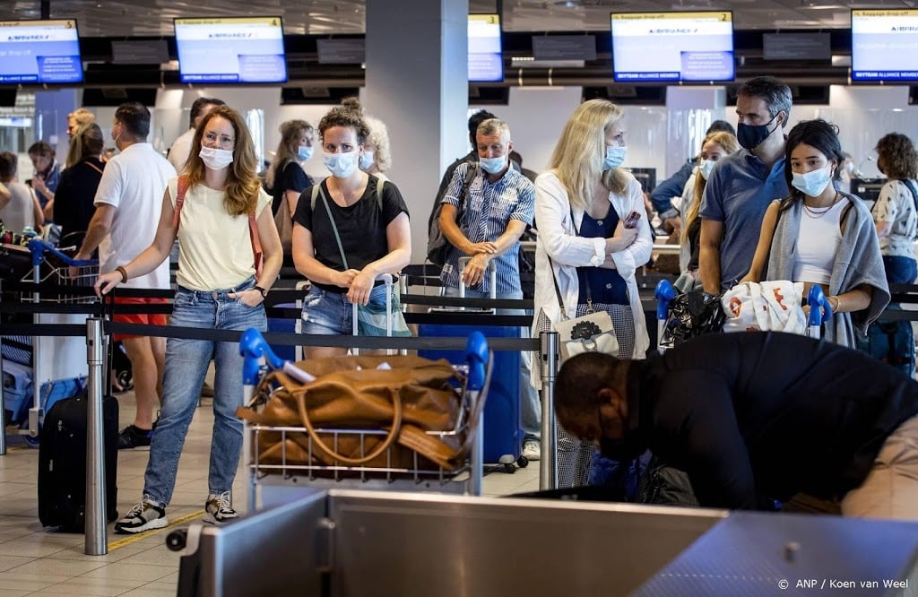 De Jonge: iedereen testen na vakantie, zelftesten huis aan huis