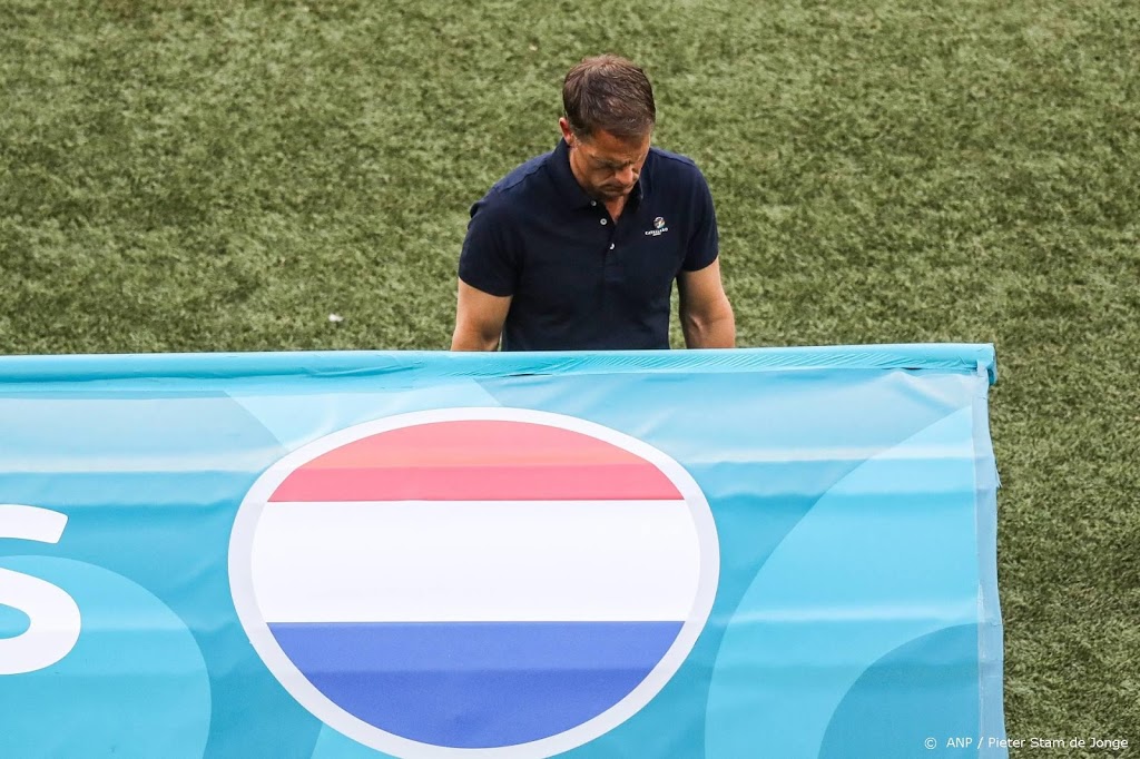 Bondscoach De Boer al om de tafel met KNVB