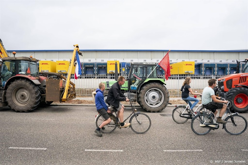 Boeren parkeren tractoren buiten Den Haag, fietsen naar Malieveld