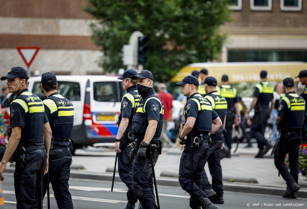 Agenten houden demonstranten op weg naar Tweede Kamer tegen
