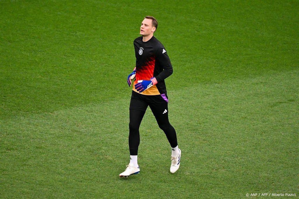 Duitse doelman Neuer evenaart en passeert Schweinsteiger