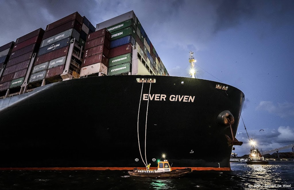 Containerschip Ever Given aangekomen bij Rotterdamse haven