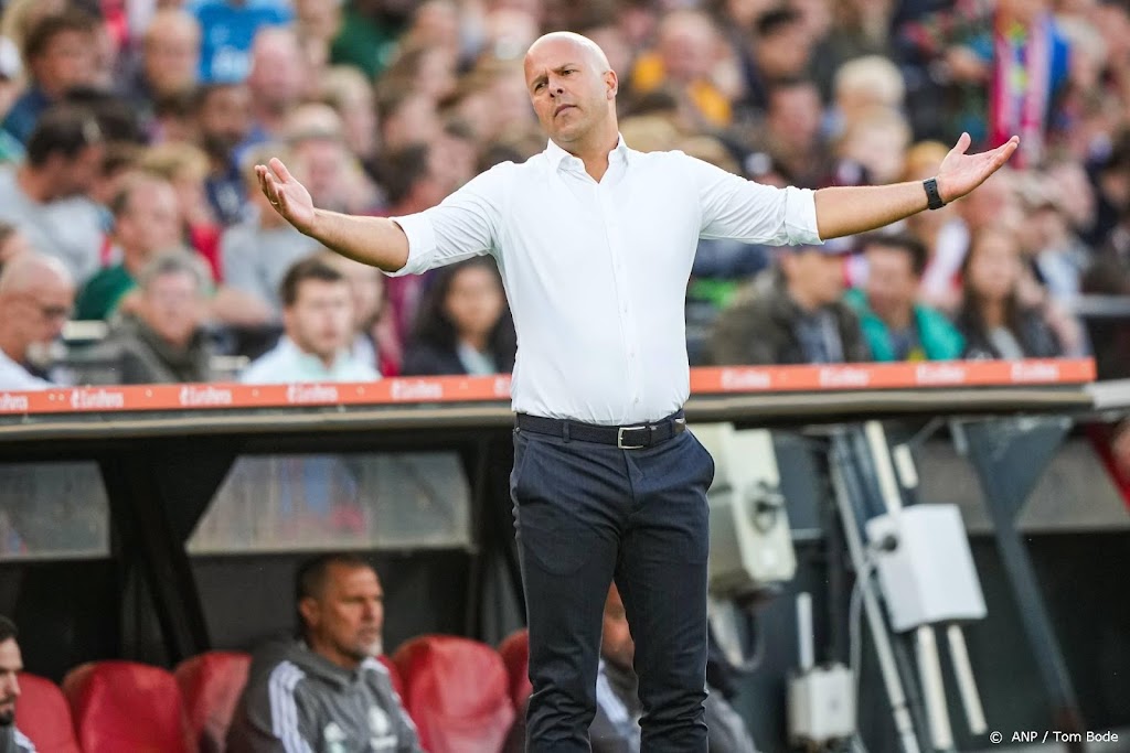 Feyenoord-trainer Slot schrikt van kansen die zijn ploeg weggeeft