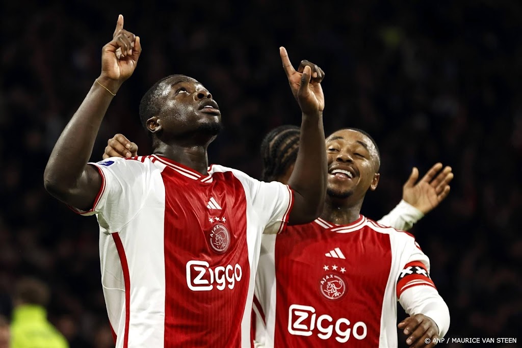 Aanvallers Brobbey en Bergwijn hervatten na EK training bij Ajax