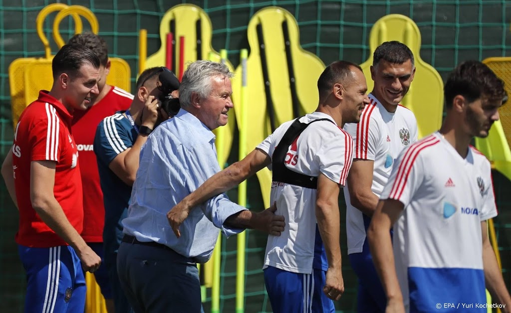 Hiddink schrapt trainingskamp Curaçao wegens staflid met corona