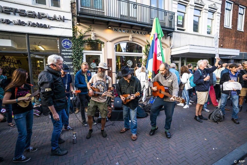 Demonstranten blijven restaurant Waku Waku steunen in QR-strijd