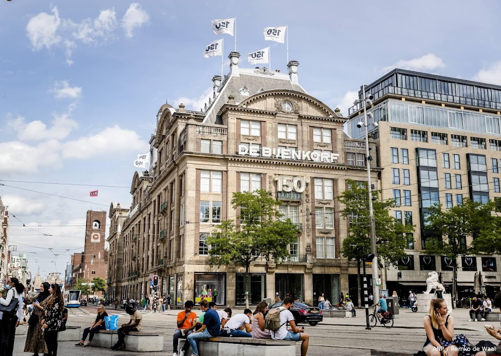 Medewerkers de Bijenkorf in Amsterdam leggen vrijdag werk neer
