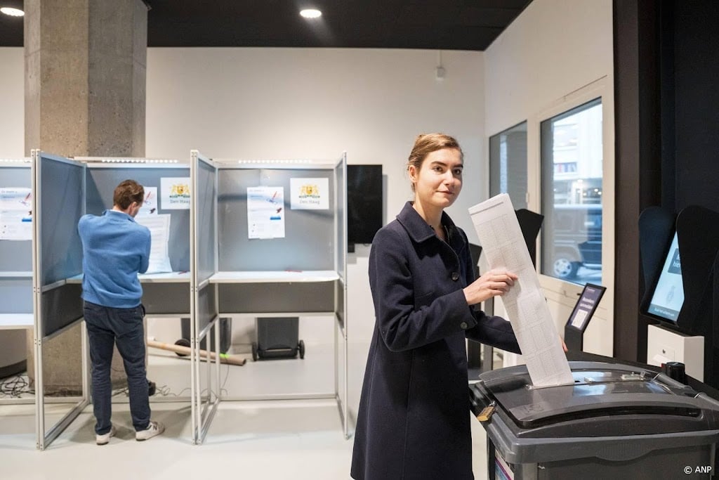 Lidewij de Vos stemt voor Tweede Kamer in parlementsgebouw