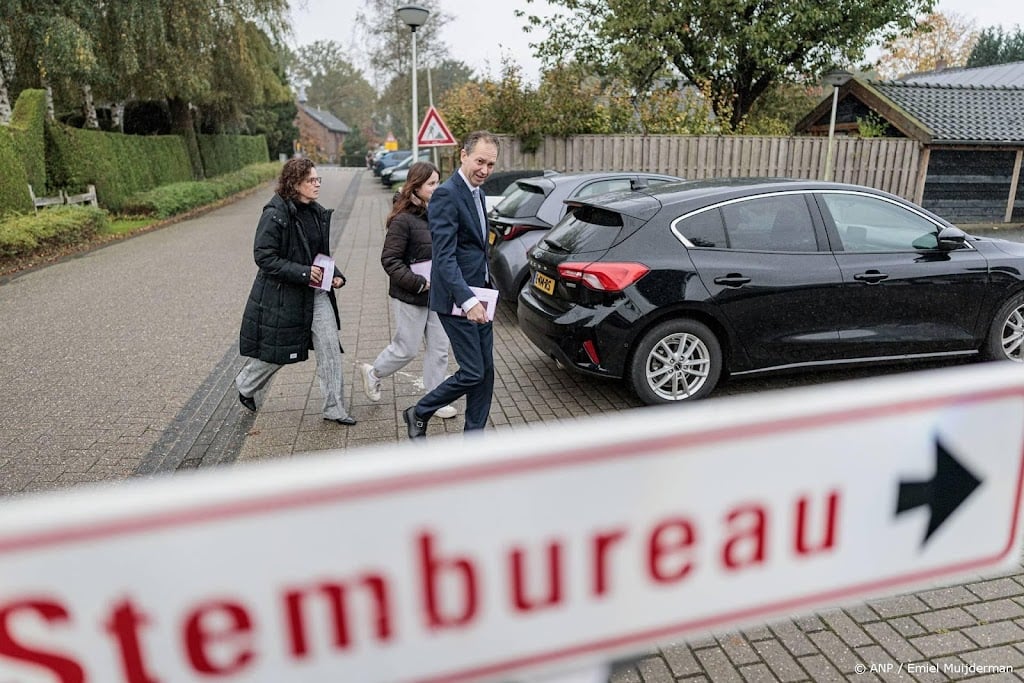NSC-voorman Eddy van Hijum stemt in zalencentrum Laag Zuthem