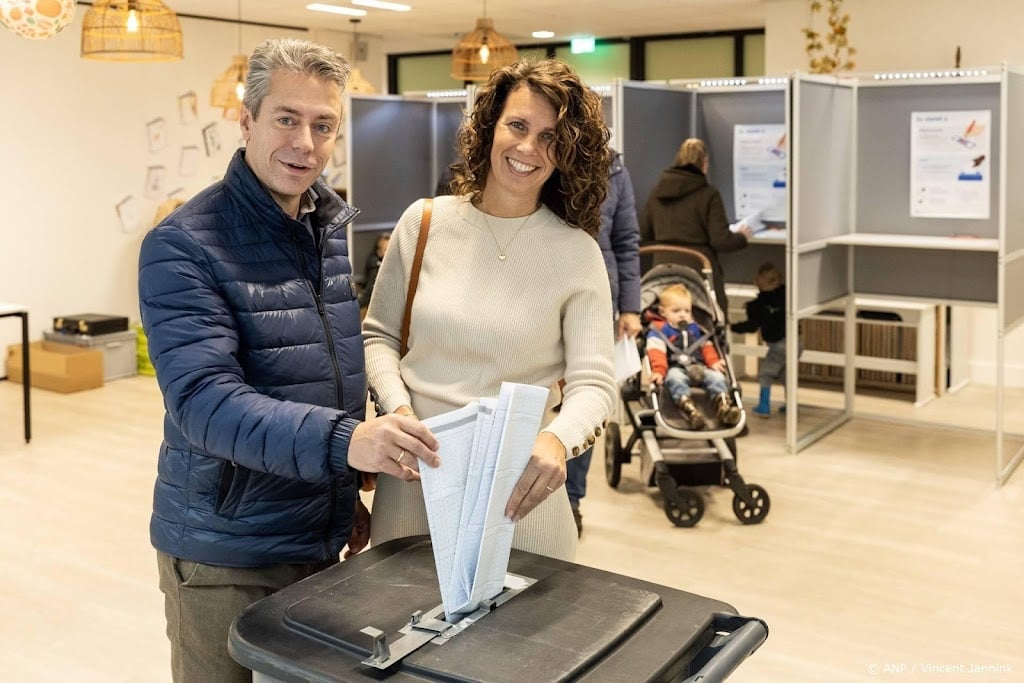 SGP-leider Stoffer stemt met zijn vrouw in Elspeet