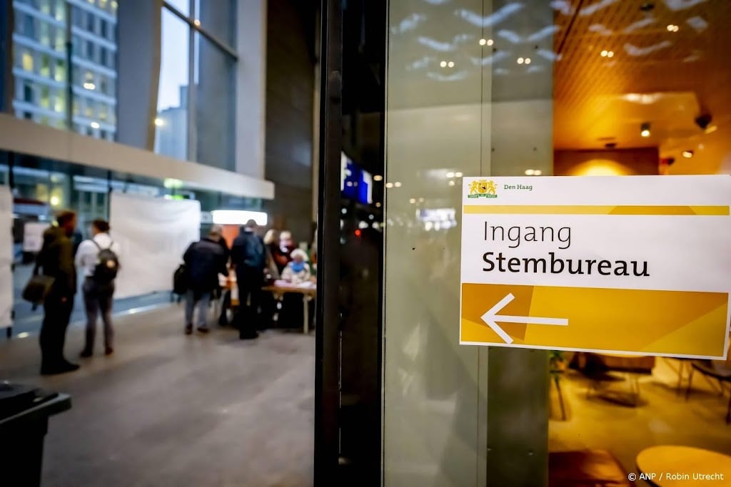Veel mensen willen stemmen op stations tijdens ochtendspits