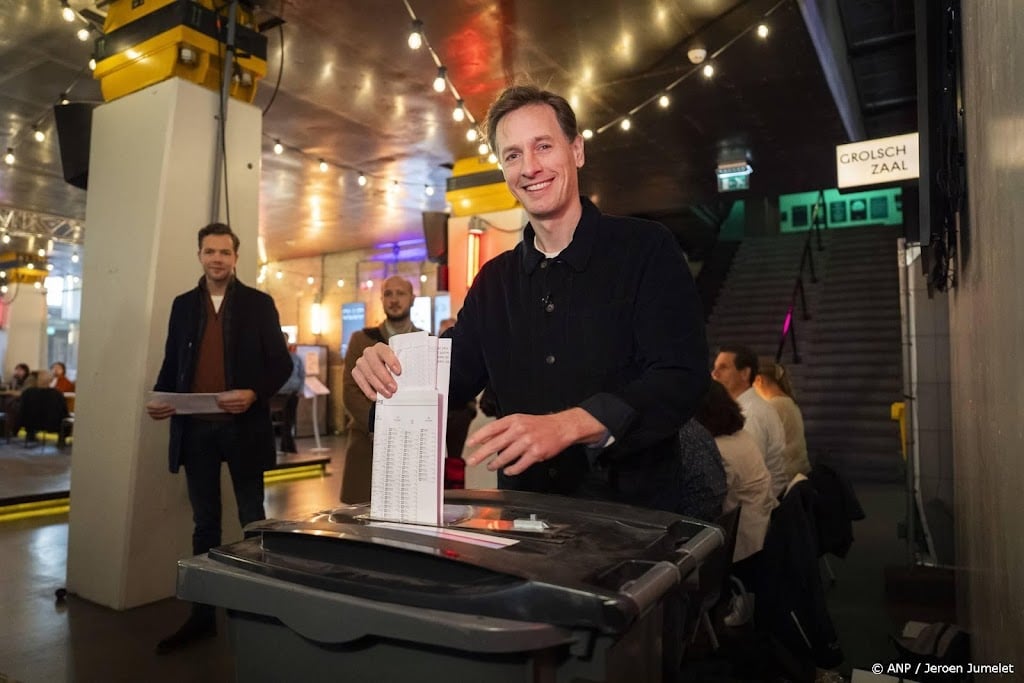 Laurens Dassen (Volt) stemt in poppodium in Den Haag