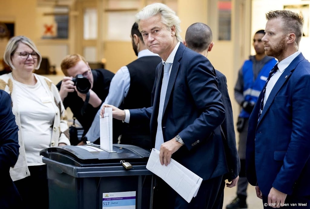 Wilders stemt in stadhuis Den Haag en 'hoopt op goede uitkomst'