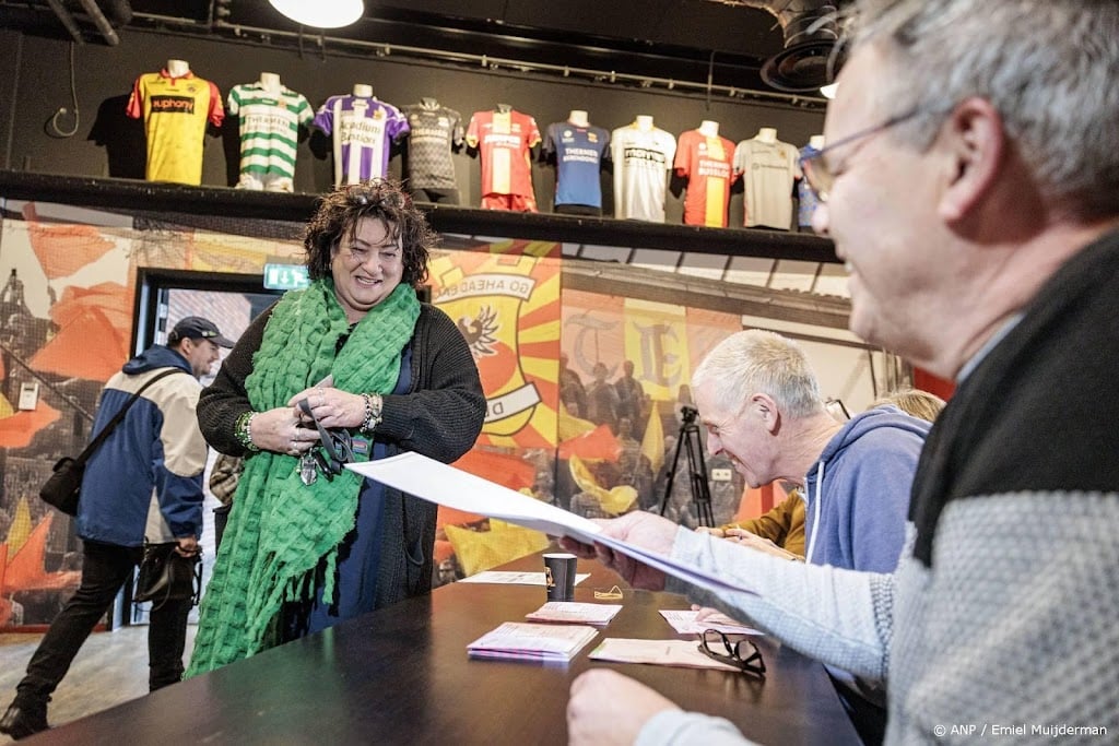 Van der Plas (BBB) brengt stem uit in stadion Go Ahead Eagles