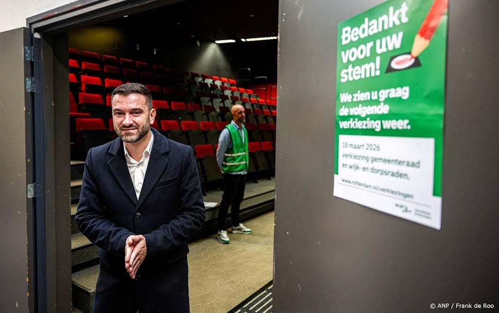 Stephan van Baarle (DENK) stemt in 't Klooster in Rotterdam