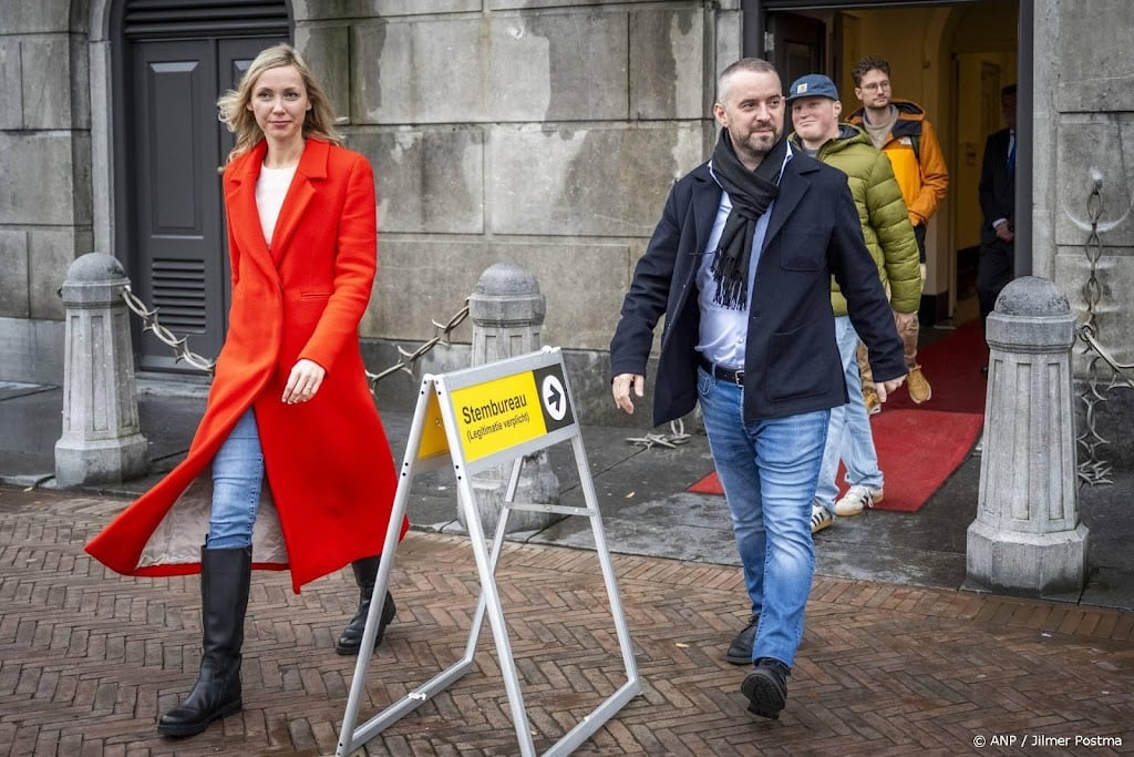 Jimmy Dijk (SP) stemt met zijn vrouw in Groningen