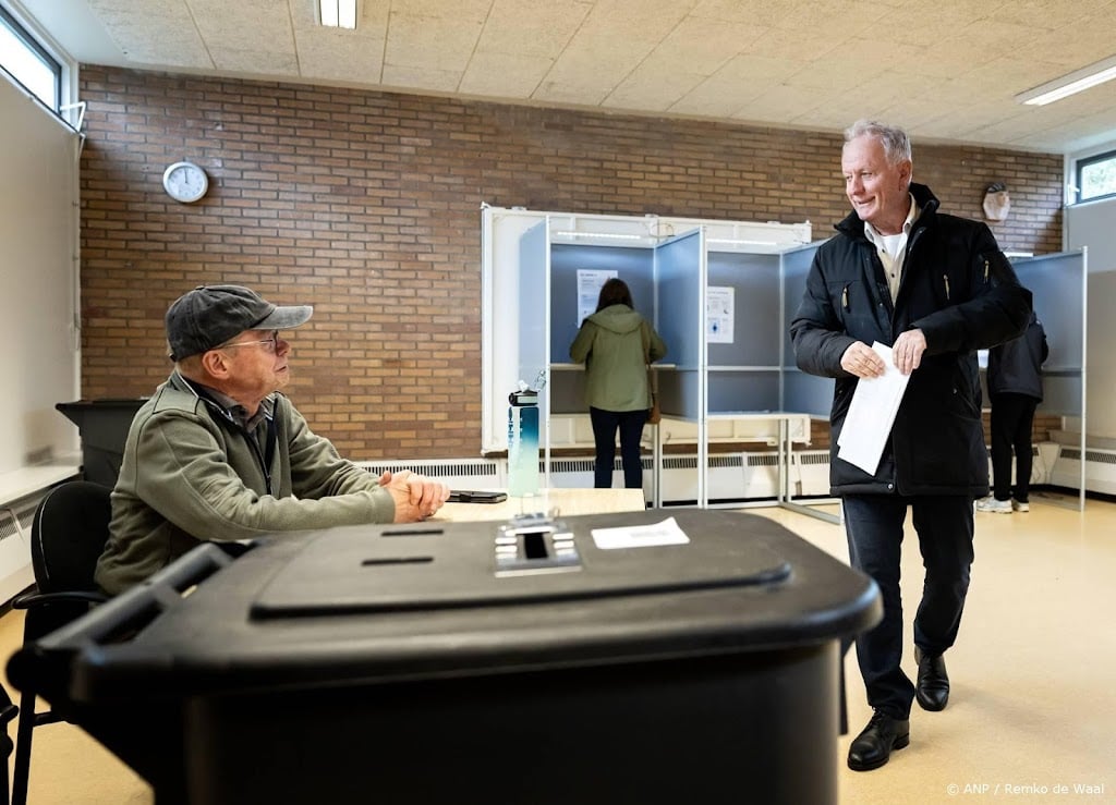 Lijsttrekker 50PLUS Jan Struijs stemt in buurthuis Hellevoetsluis