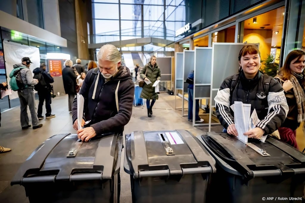 Rustig bij stembureaus op stations na enkele duizenden bezoekers