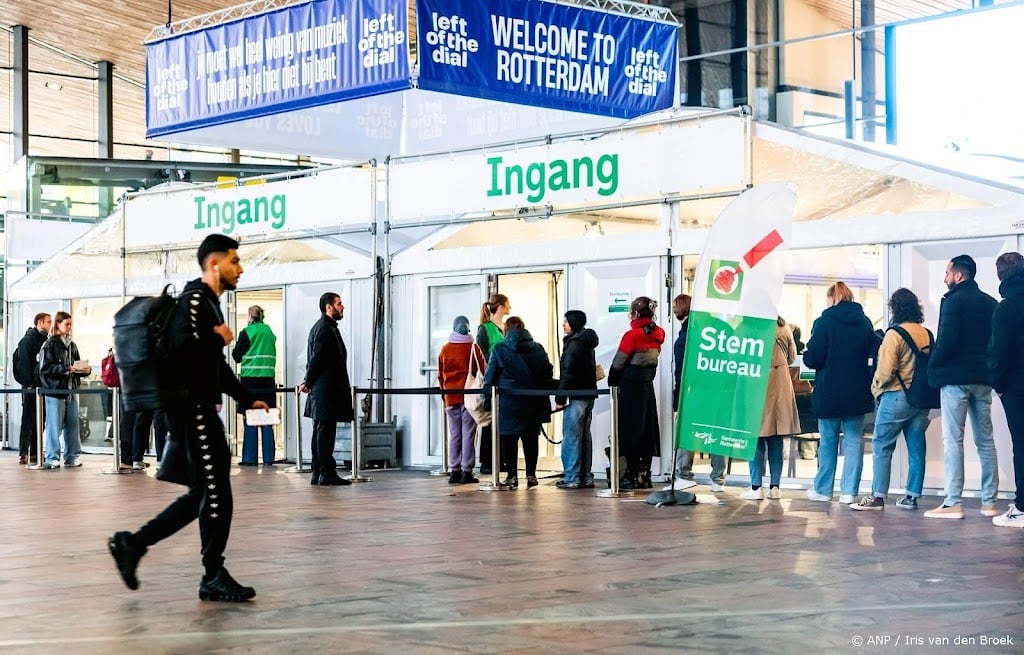 Drukker bij stembureaus op stations tijdens avondspits
