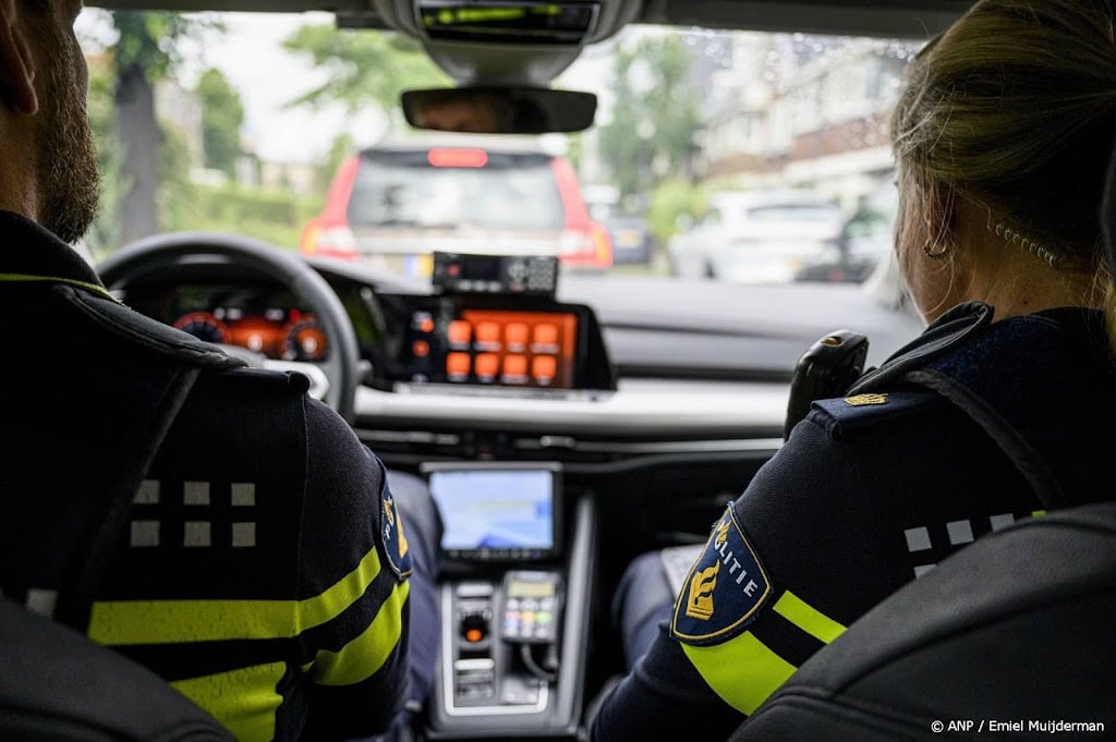 Twee agenten zwaargewond door aanrijding met gestolen voertuig A2