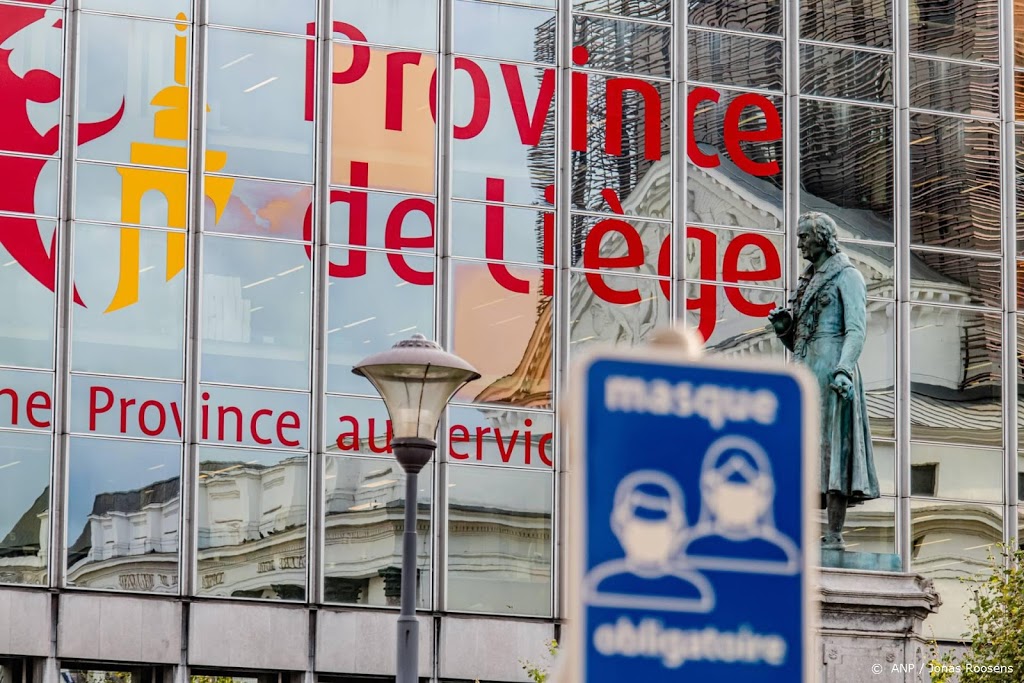 Belgische politie omsingelt betogers op brug in Luik