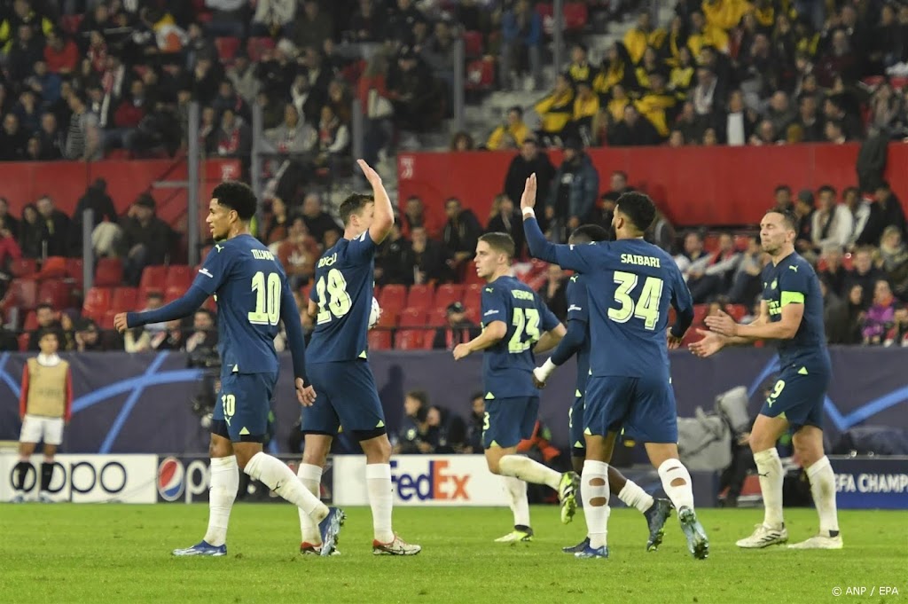 PSV ontsnapt tegen tiental Sevilla en is dicht bij achtste finales